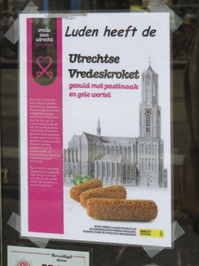 908357 Afbeelding van een reclameaffiche voor de Utrechtse Vredeskroket, op een raam van Grand Café Luden (Janskerkhof ...